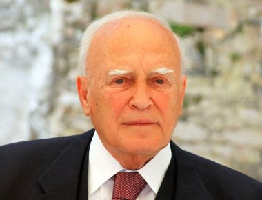 Κάρoλος Παπούλιας: Βγήκε από το νοσοκομείο ο τέως πρόεδρος της Δημοκρατίας